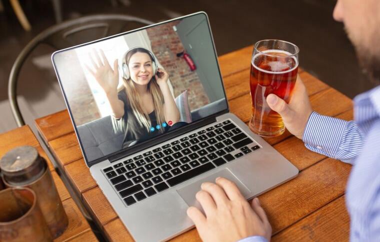 Sugar daddy chatting with a Canadian sugar baby online